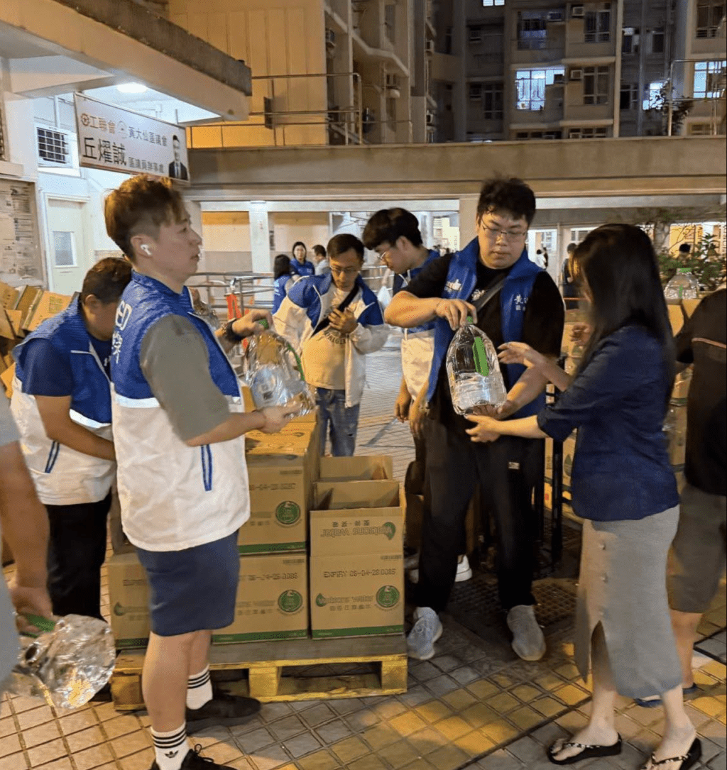 署方动员100人,亦派出「供水特攻队」联同水喉业界联合义工队继续主动为有需要的市民送上水袋及樽装水,以及于取水点为有需要市民提供适切的协助。fb@滴惜仔(下同) 署方动员100人,亦派出「供水特攻队」联同水喉业界联合义工队继续主动为有需要的市民送上水袋及樽装水,以及于取水点为有需要市民提供适切的协助。fb@滴惜仔(下同)