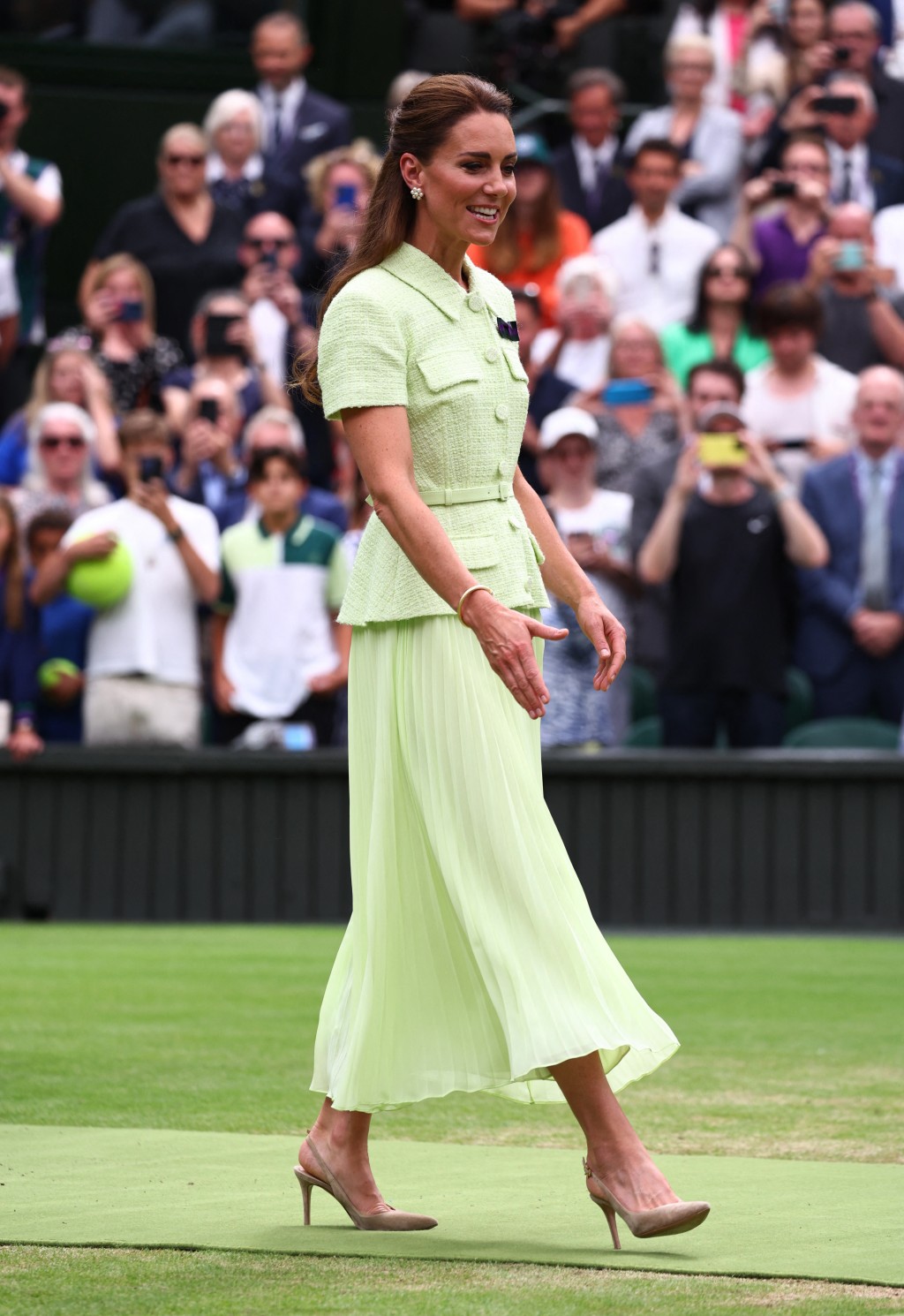 温网女单决赛，英国凯特皇妃以一袭嫩绿色的Self-Potrait洋装现身观战并颁奖。路透社