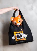 在9月24日首50位入住的香港康得思酒店客人，將可獲贈周年限定Tote Bag。