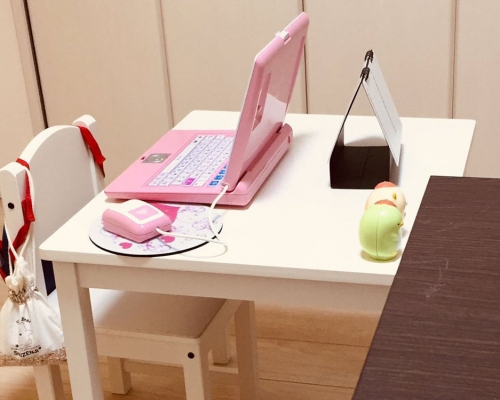 女兒留下空空如也的白色桌子和粉紅色電腦。（網圖）