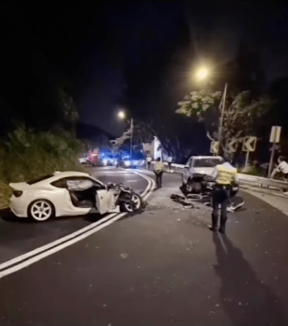 荃錦公路跑車疑失控越雙白線,與迎頭一輛Audi相撞。YouTube 車Cam特警影片截圖 荃錦公路跑車疑失控越雙白線,與迎頭一輛Audi相撞。YouTube 車Cam特警影片截圖