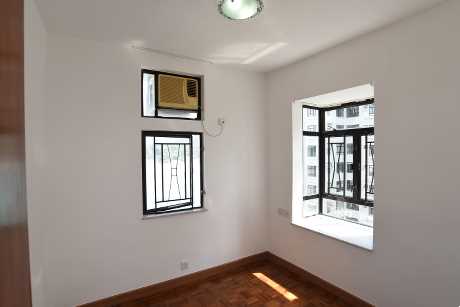 房間配有雙窗戶，可從不同角度引入陽光。