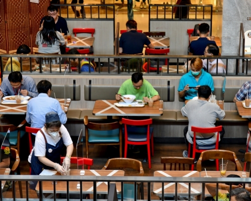 本港疫情持續,市民保持社交距離。資料圖片