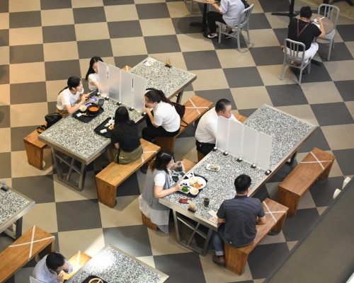 由明日起至9月17日,餐飲業務處所內可同坐一桌的人數由2人增至4人。