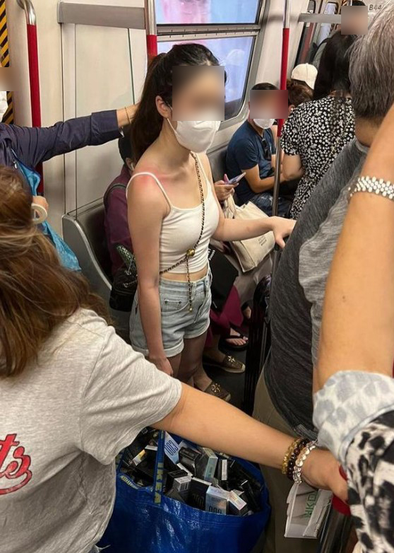 相片看到部分少女疑似以肩膀揹負購物袋，令肩膀出現紅腫。
