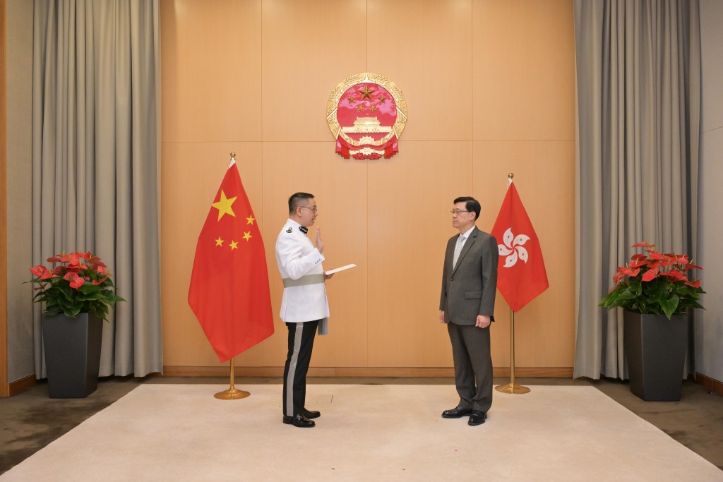 郭俊峯在特首李家超监誓下宣誓就职。政府新闻处图片