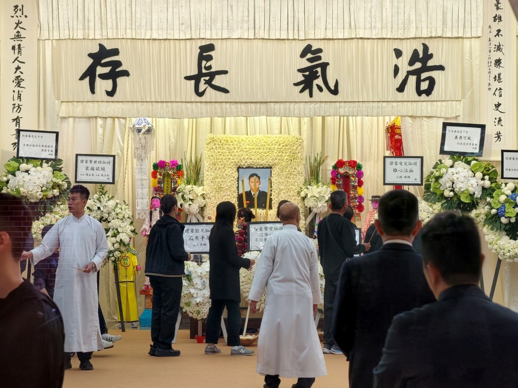 靈堂內,中央擺放了何偉豪的遺照及「浩氣長存」四個大字。 靈堂內,中央擺放了何偉豪的遺照及「浩氣長存」四個大字。