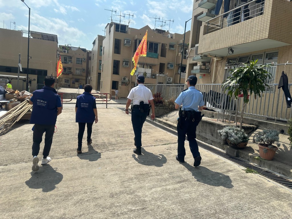 警方針對屋苑的山坡、密林及水路等高風險地點進行高調巡邏及搜查。 警方針對屋苑的山坡、密林及水路等高風險地點進行高調巡邏及搜查。