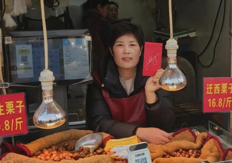 徐老板指有客人来要沾黄仁勋亲笔签名的红包旺气。极目新闻