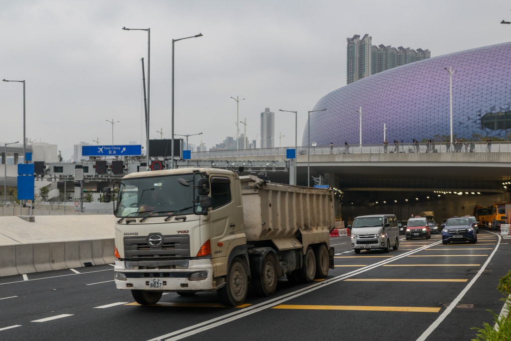 启德出口一段路面畅顺，车流不多。
