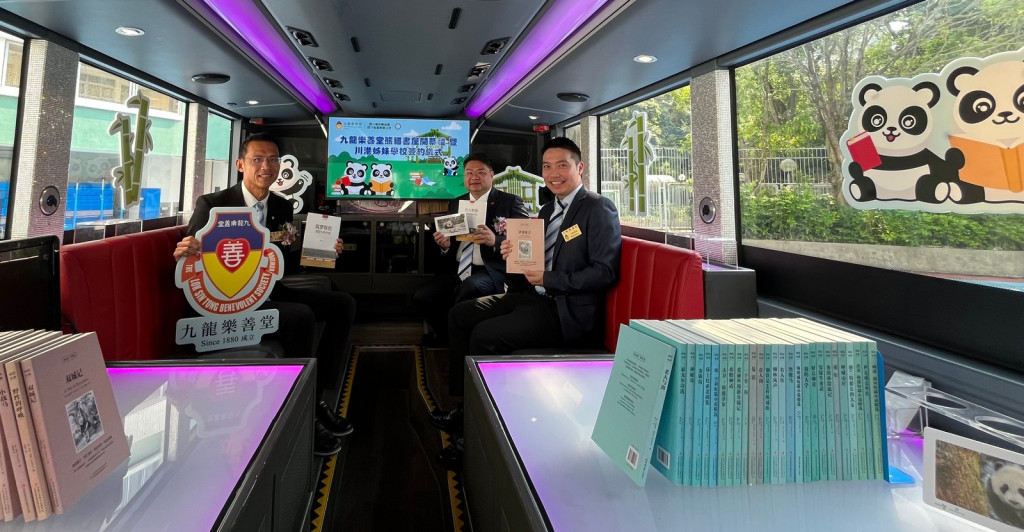 流動式「九龍樂善堂熊貓書屋」設座位予社區人士在巴士上閱讀。