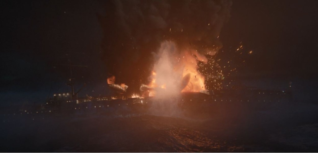 喺海中航行嘅船爆炸。