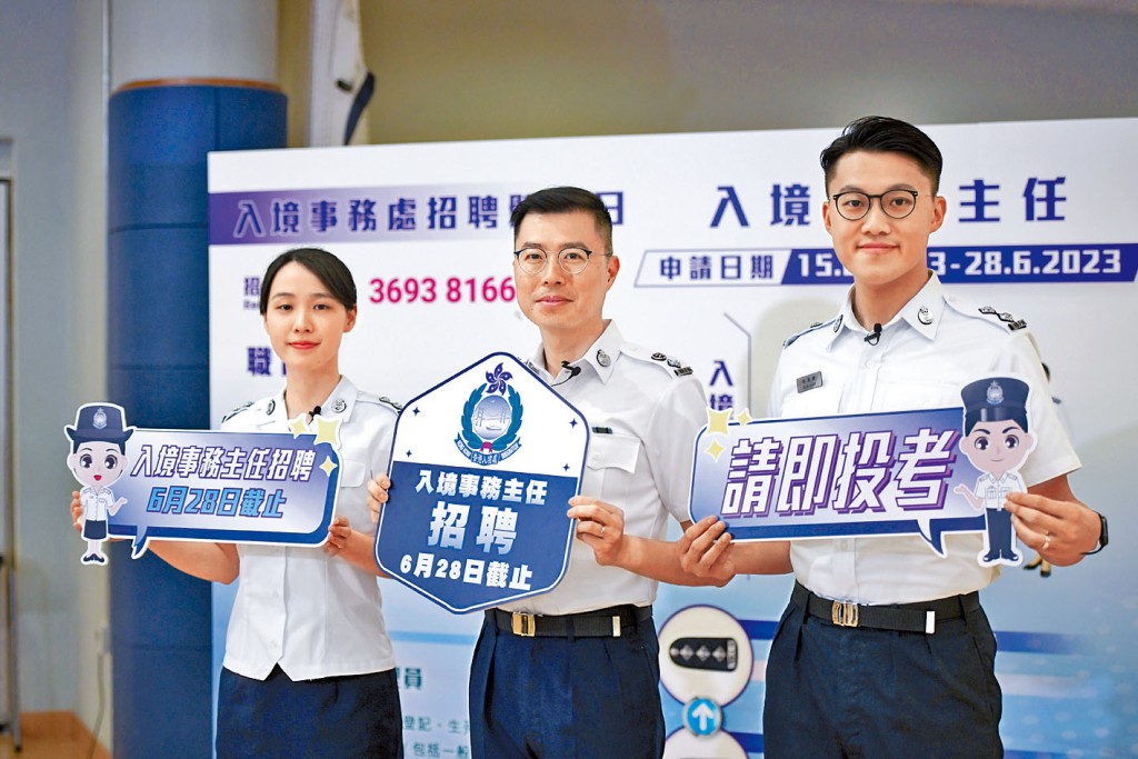 入境處舉辦招聘體驗日,入境事務學院院長康凱(中)講述詳情。