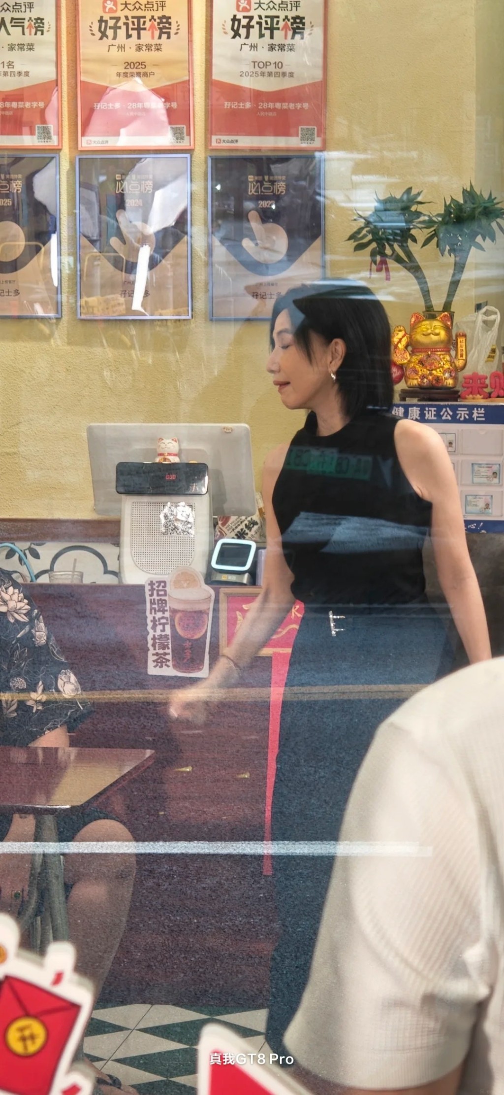 關秀媚在店內走動，全黑打扮顯得頗具型格。