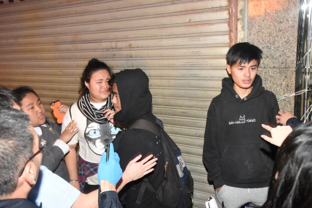 亲友忧心忡忡。资料图片