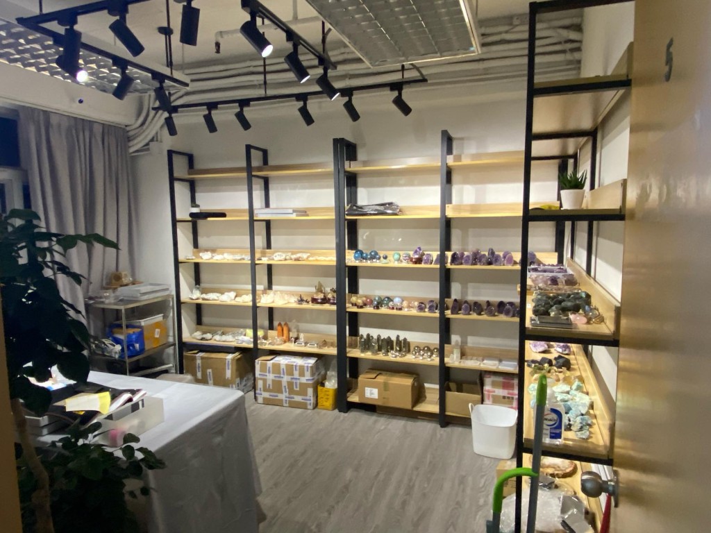 為擴展客路，之後搬去觀塘一工廈劏舖開設門市。