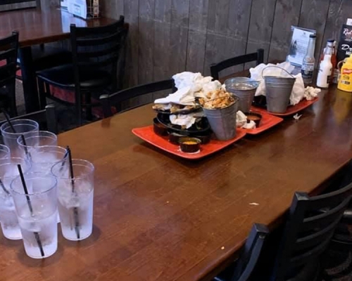 7名小學生用餐後整齊收拾好，快餐店店員大讚有家教。(網圖)