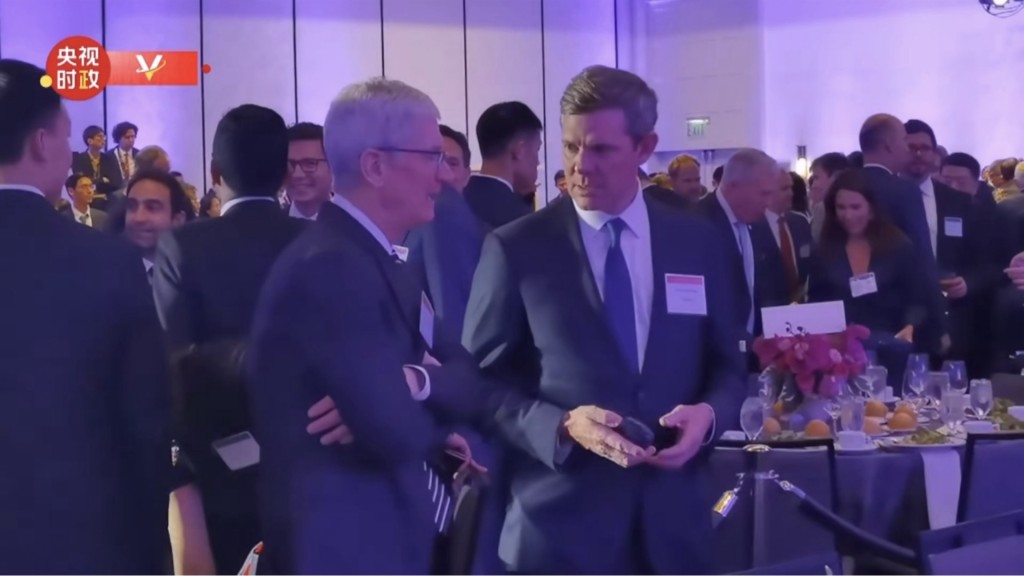 苹果CEO库克（中左）出席习近平晚宴。 央视时政