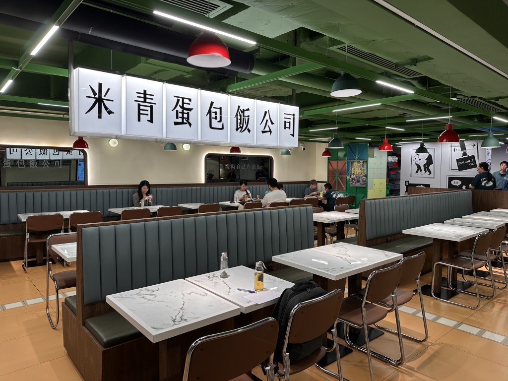 從店面已可見,在吸引食客「打卡」方面下了不少功夫,以綠色為基調,搭配亮眼燈箱招牌,呈現現今流行的「文青」風格。 從店面已可見,在吸引食客「打卡」方面下了不少功夫,以綠色為基調,搭配亮眼燈箱招牌,呈現現今流行的「文青」風格。