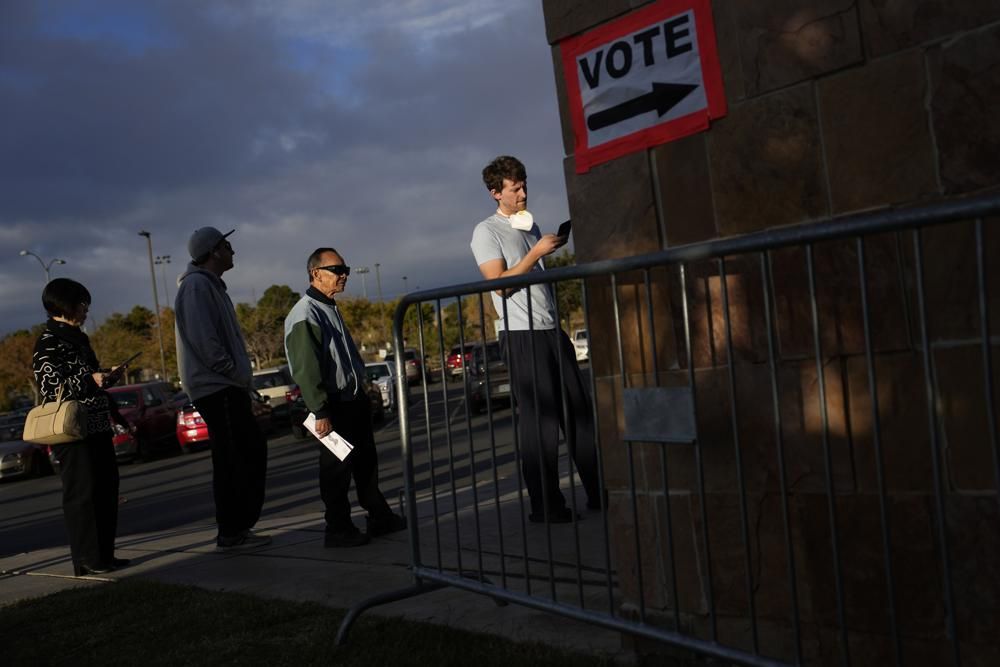多個州的票站有人龍排隊等投票。AP