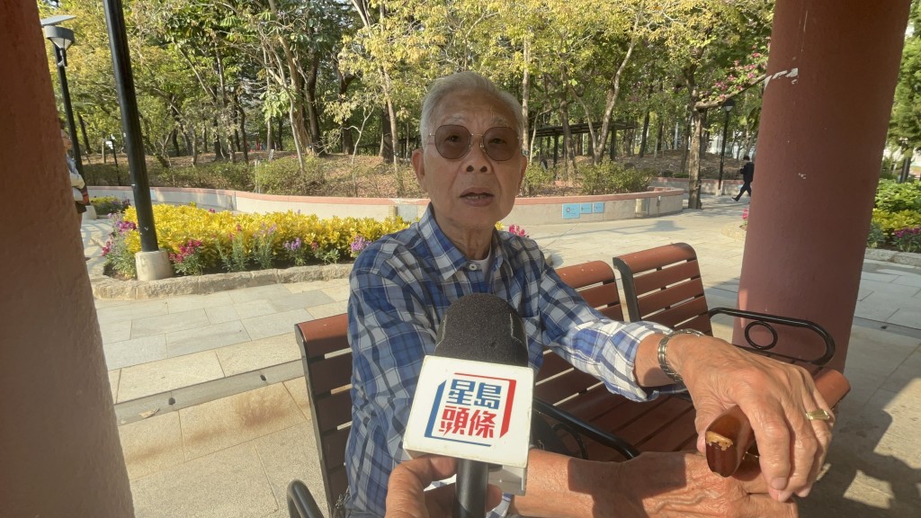 柴湾居民李先生指池里的鱼及龟都是天然繁殖。杨伟亨摄