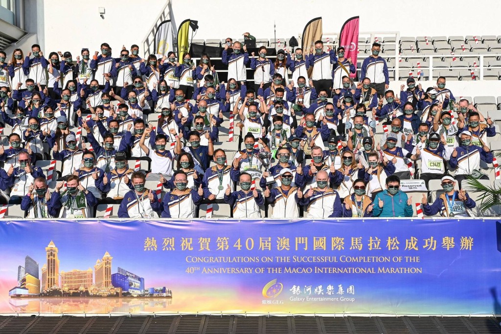 銀娛副主席呂耀東與員工一同慶祝連續 17 年奪得馬拉松團體盃。公關圖片