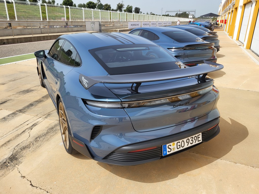 保时捷Porsche Taycan Turbo GT Weissach Package版本(左)改用固定式碳纤维尾翼，可产生220kg气流下压力。
