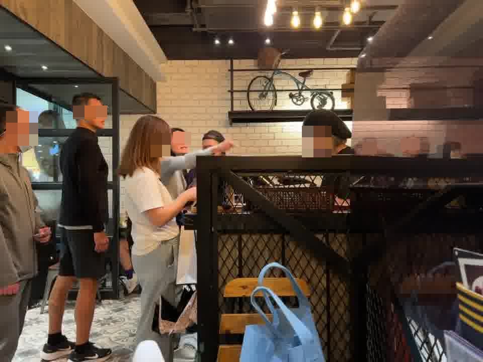 一对男女到沙田愉翠商场一餐厅准备用膳，疑不满落单后半小时未上菜。网上截图