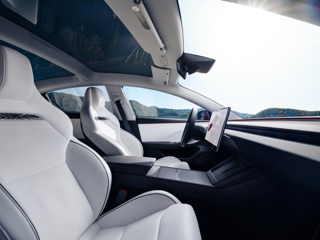 Tesla Model 3 Performance AWD高性能版配有新款桶椅。