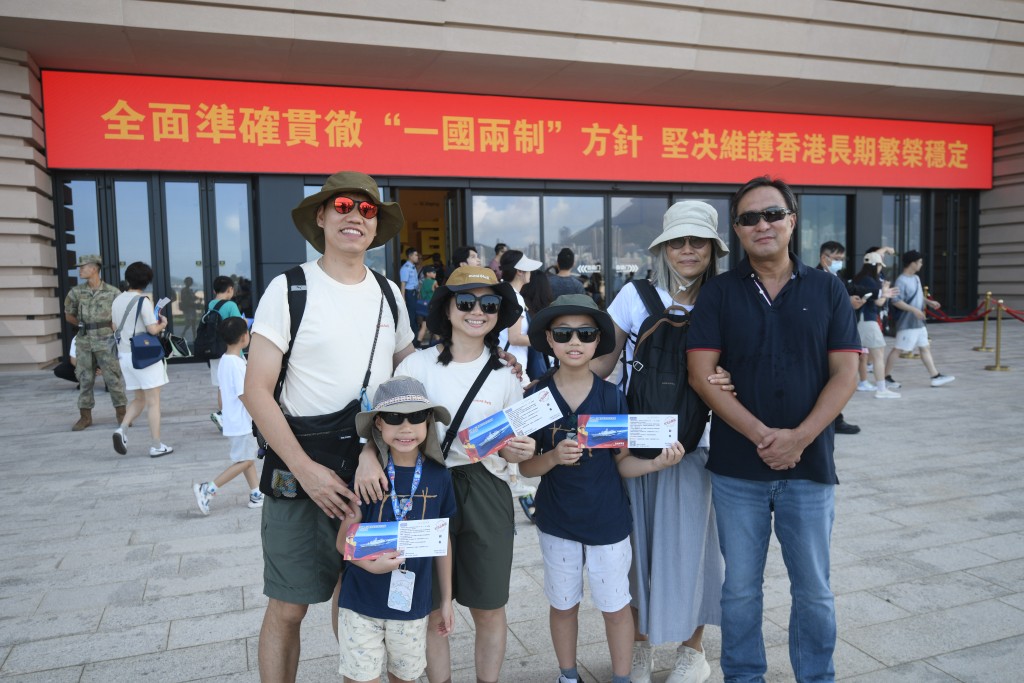 適逢今日(21日)是父親節,不少市民趁假期一家大小前來參觀。 適逢今日(21日)是父親節,不少市民趁假期一家大小前來參觀。