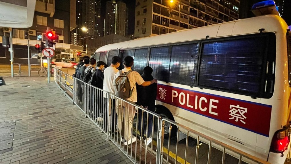警拘多人涉賭。警方圖片