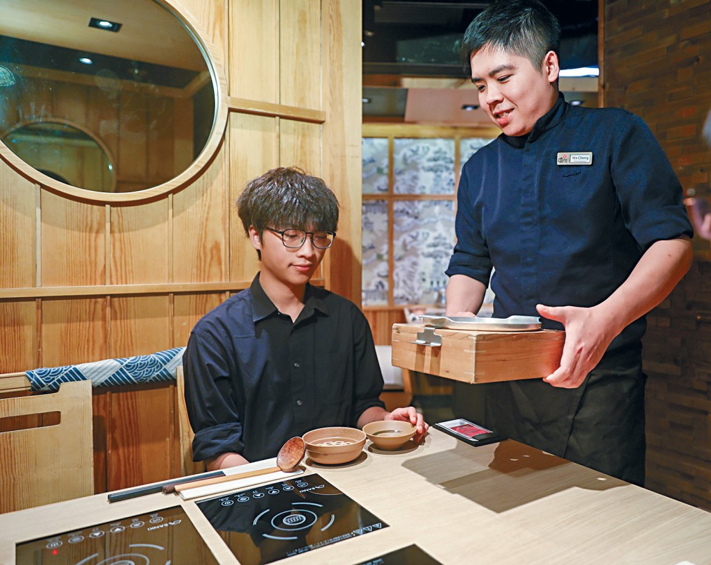 鄭展華面對不同顧客，憑着自成一套的服務心得，每每令客人驚喜。