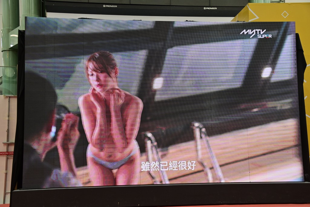 现场播出《东京爱情动作故事》预告片，片中相泽南有不少性感兼骚身材镜头。