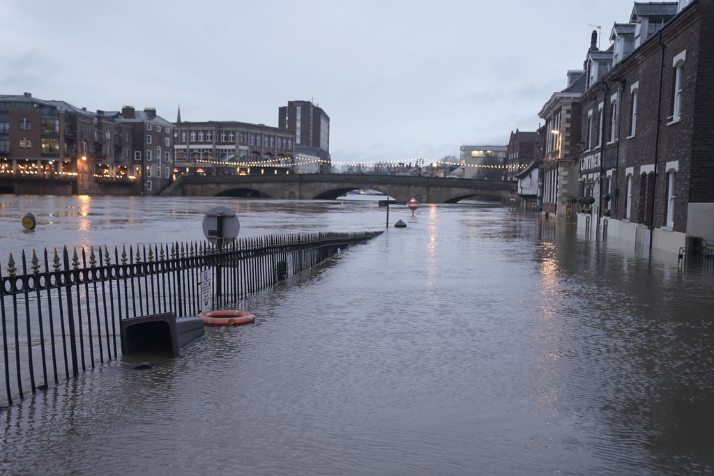 英國河流出現泛濫，有陸地被洪水淹沒。美聯社