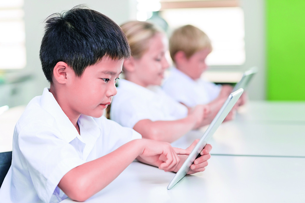 電子教材較適合年紀較大的兒童用來學習語言。