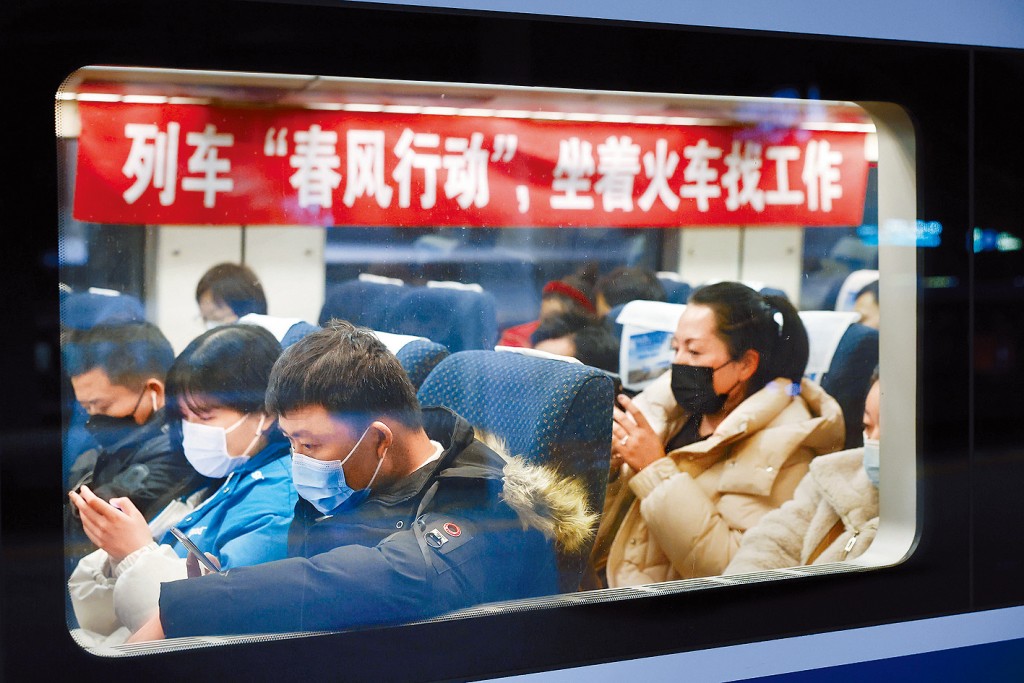 農民工搭乘火車,從湖北前往上海。
