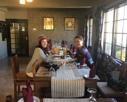 田蕊妮與唐詩詠一齊去不丹旅行。