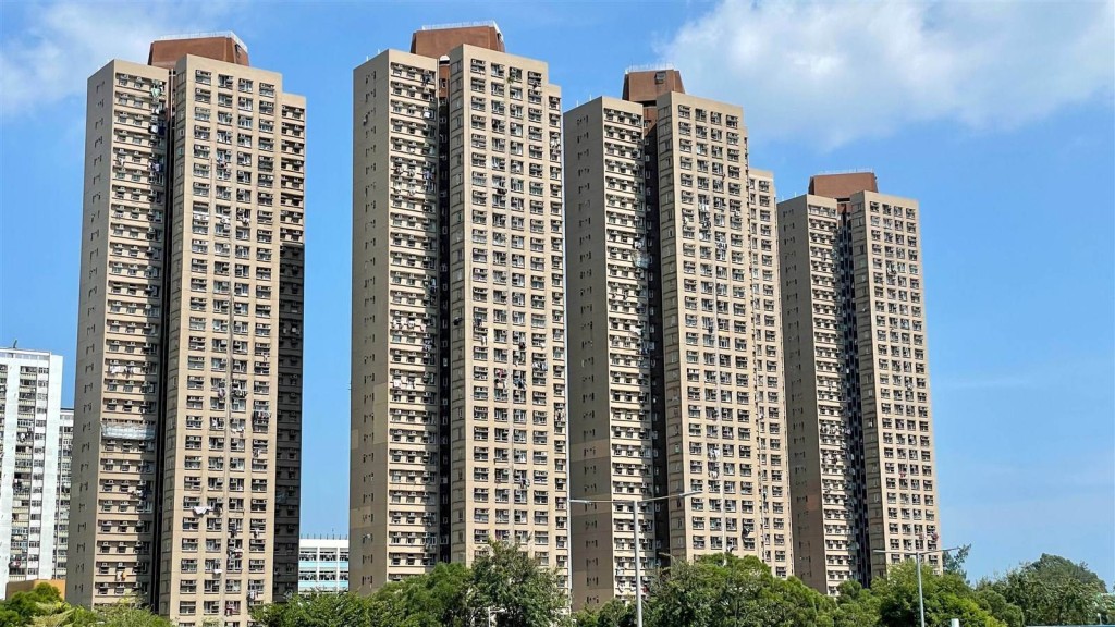 根据资料显示,宏福苑共有8座大厦,合共1,984个单位,实用面积介乎431至485方呎。 根据资料显示,宏福苑共有8座大厦,合共1,984个单位,实用面积介乎431至485方呎。