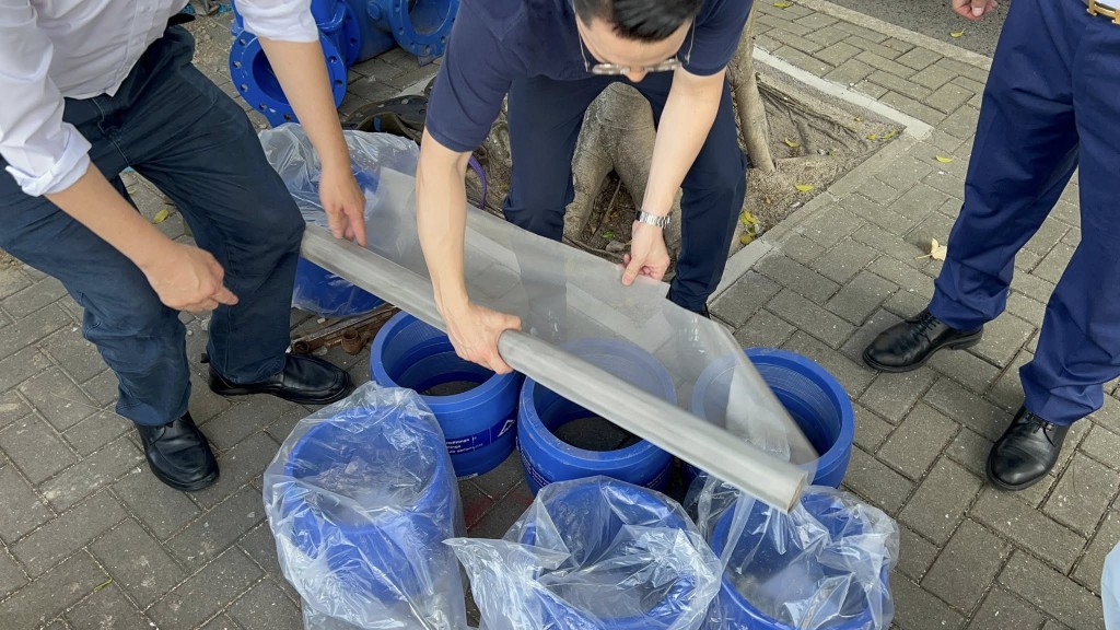 水務署工人為食水管加裝濾網。梁熙fb圖片 水務署工人為食水管加裝濾網。梁熙fb圖片
