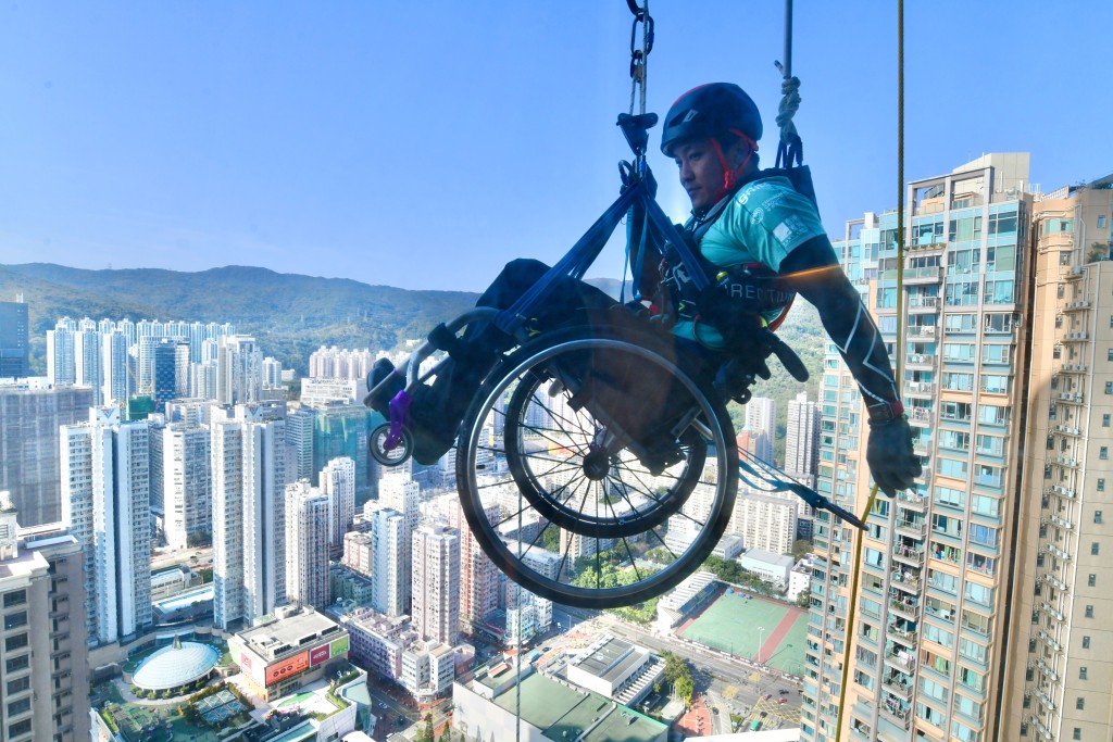 黎志偉挑戰在輪椅上攀登高約320米的荃灣如心廣場。資料圖片