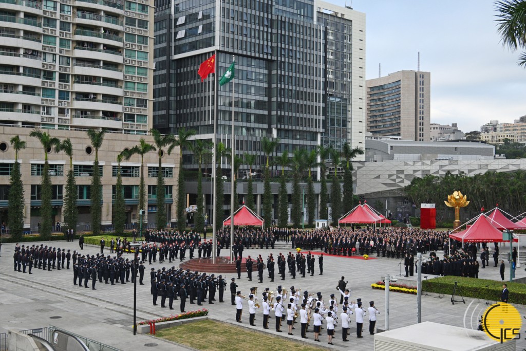 上午8時，澳門特區政府在金蓮花廣場舉行升旗儀式，慶祝特區成立26周年。澳門政府新聞局圖片
