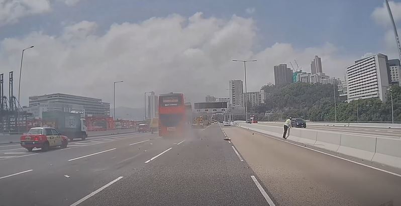 男子跑越兩條行車線走向路中分隔石壆。fb 車cam L（香港群組）  