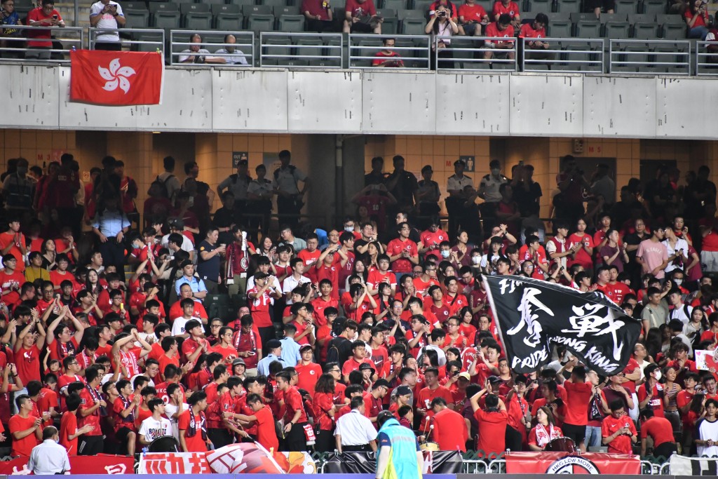 港足．香港球迷狂熱打氣。