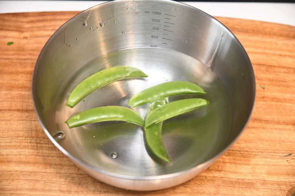 Step 2: 蜜糖豆洗淨，甘筍切條。 Rinse the sugar snap peas and cut the carrot into strips.