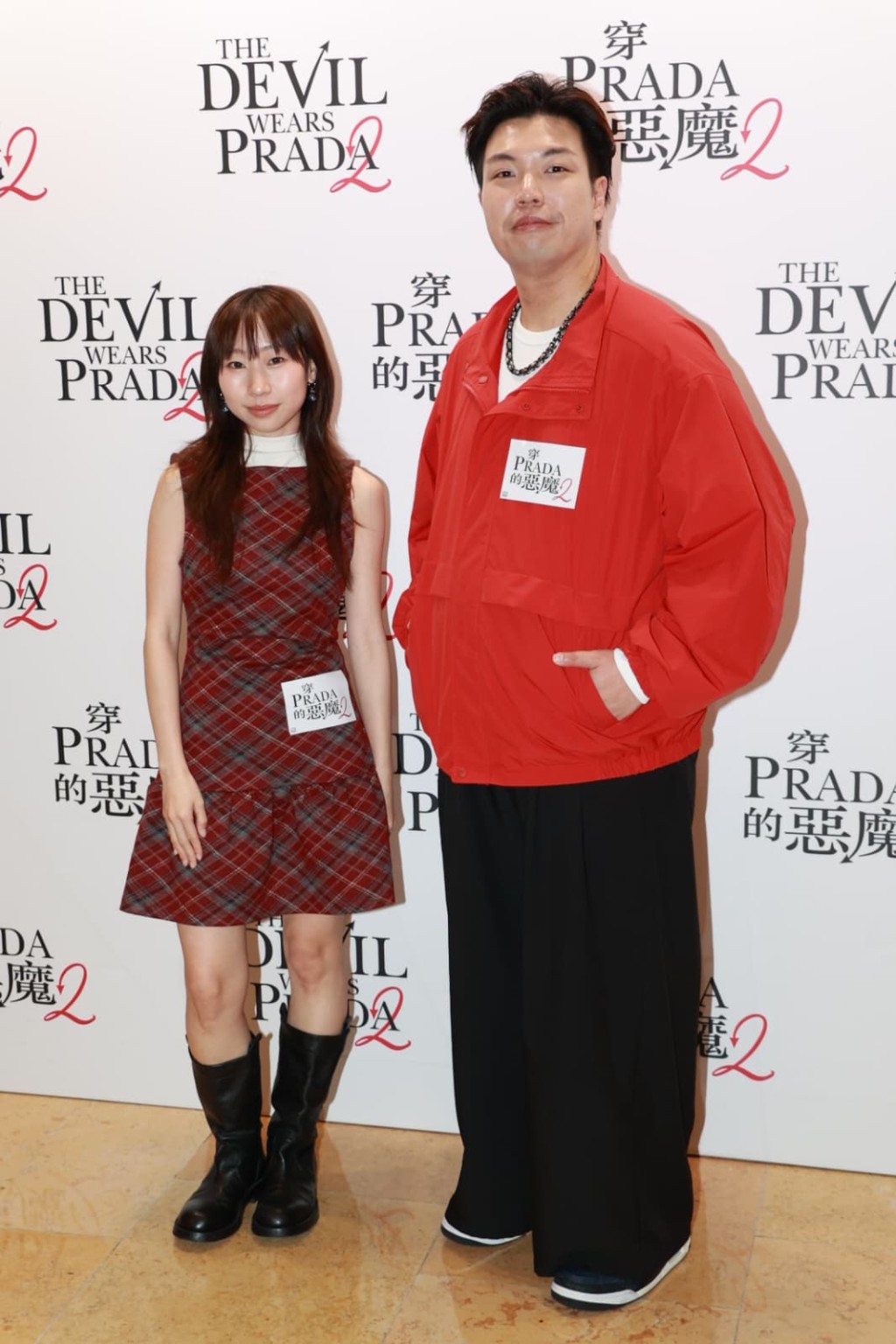 麗英與肥蚊，前者4月6日赴日本，訪問《穿PRADA的惡魔2》兩位女主角梅麗史翠普（Meryl Streep）、安妮夏菲維（Anne Hathaway）。