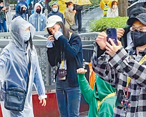 Baby被拍到帶着「小海綿」出遊,有指囝囝身後、被途人遮住的男子正是黃曉明(箭嘴示)。