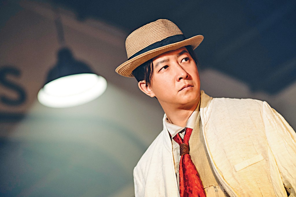 韓庚潛伏在日本人身邊,伺機而動。 韓庚潛伏在日本人身邊,伺機而動。