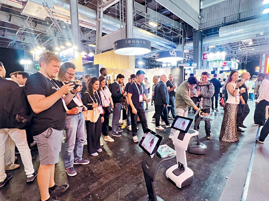 博歌科技向參觀人士展示temi智能機械人，引來大批人圍觀。