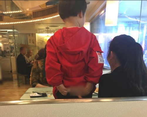媽媽將手持插入兒子的肛門阻止大便。facebook圖片