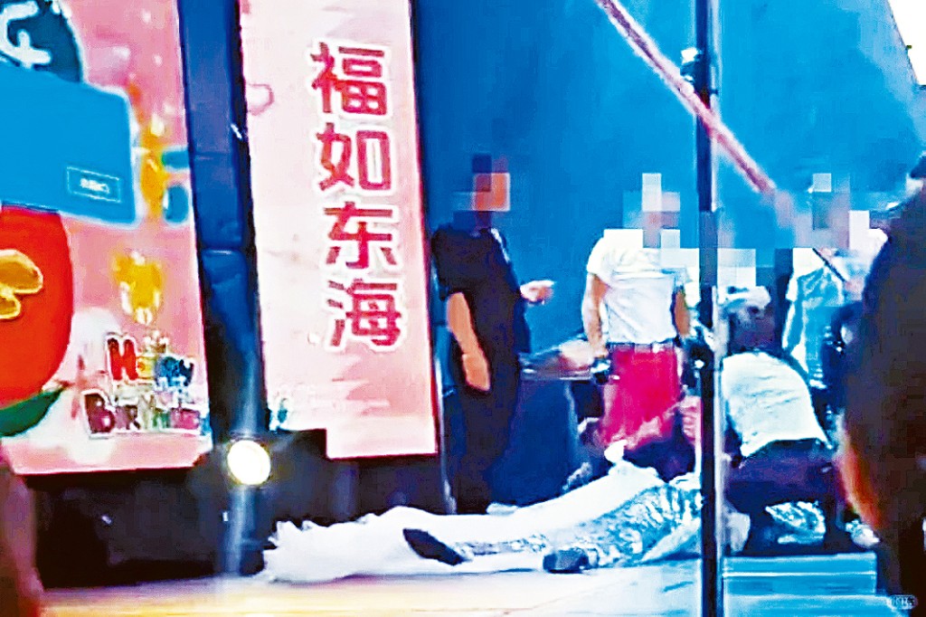 女歌手在台上倒地不起。